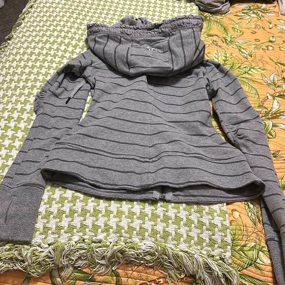 Lululemon Movement Jacket
Cayman Stripe Heathered Medium Grey / Ambient Grey - Picture 14 of 14